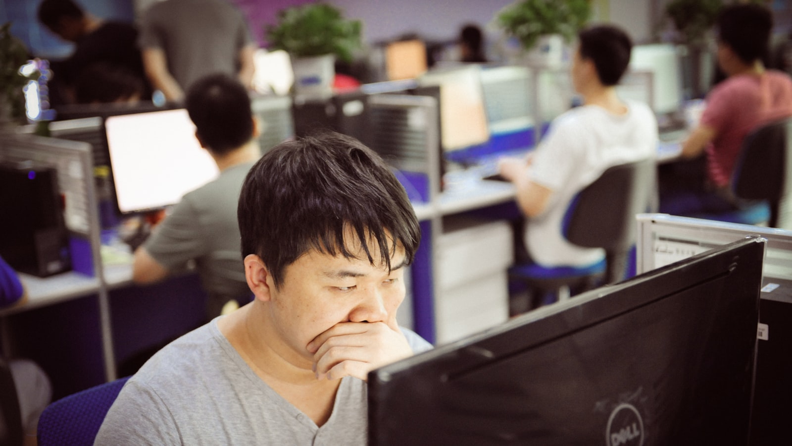 Chọn làm phần mềm đóng gói hay viết riêng: cách quyết định trong 5 câu hỏi